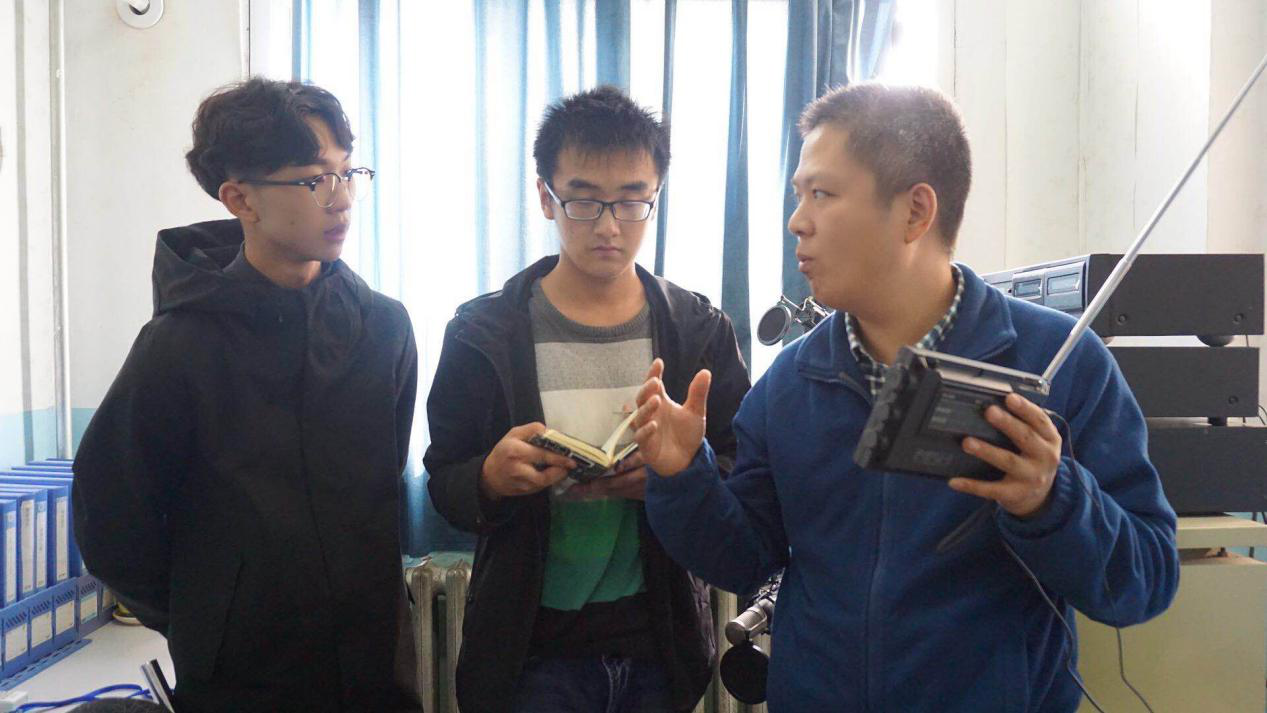 郑州人民广播电台技术人员朱祖来(右)与304am永利集团广播站负责人在调试信号