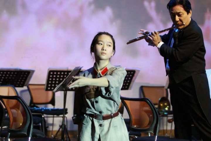 董世英先生与公司员工合作演出《映山红》