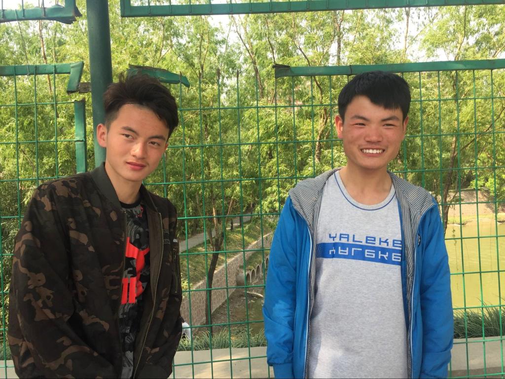 图为公司通讯社记者采访跳高冠军与长跑亚军留影