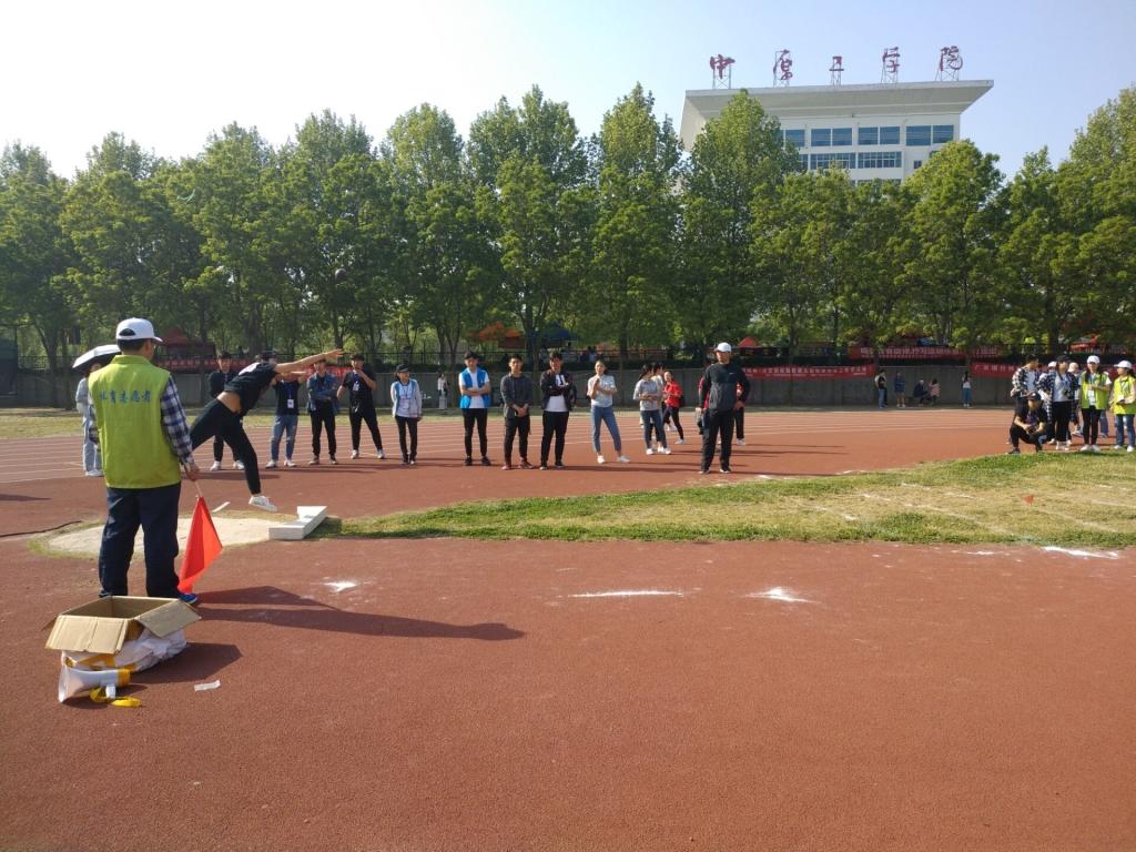 图为公司铅球运动员比赛留影