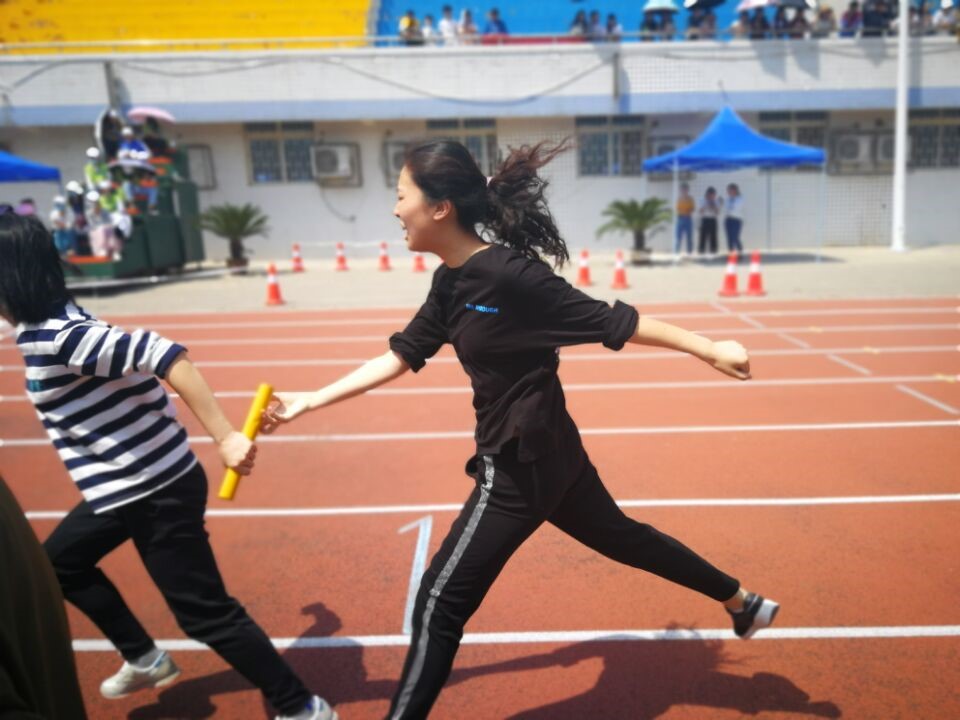 图为公司女子4*100比赛留影