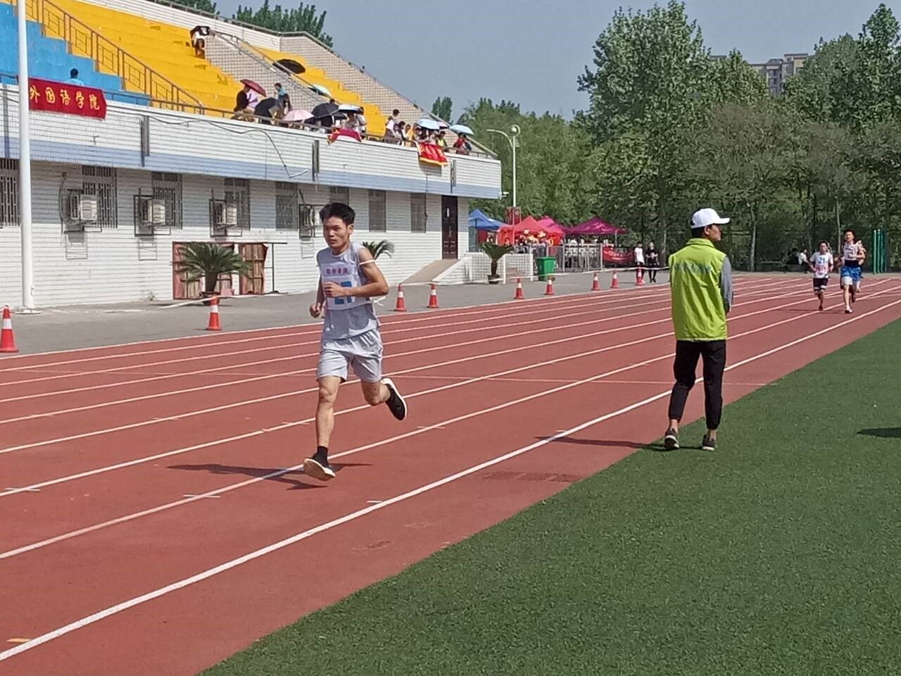 图为公司长跑5000米亚军王凯比赛留影